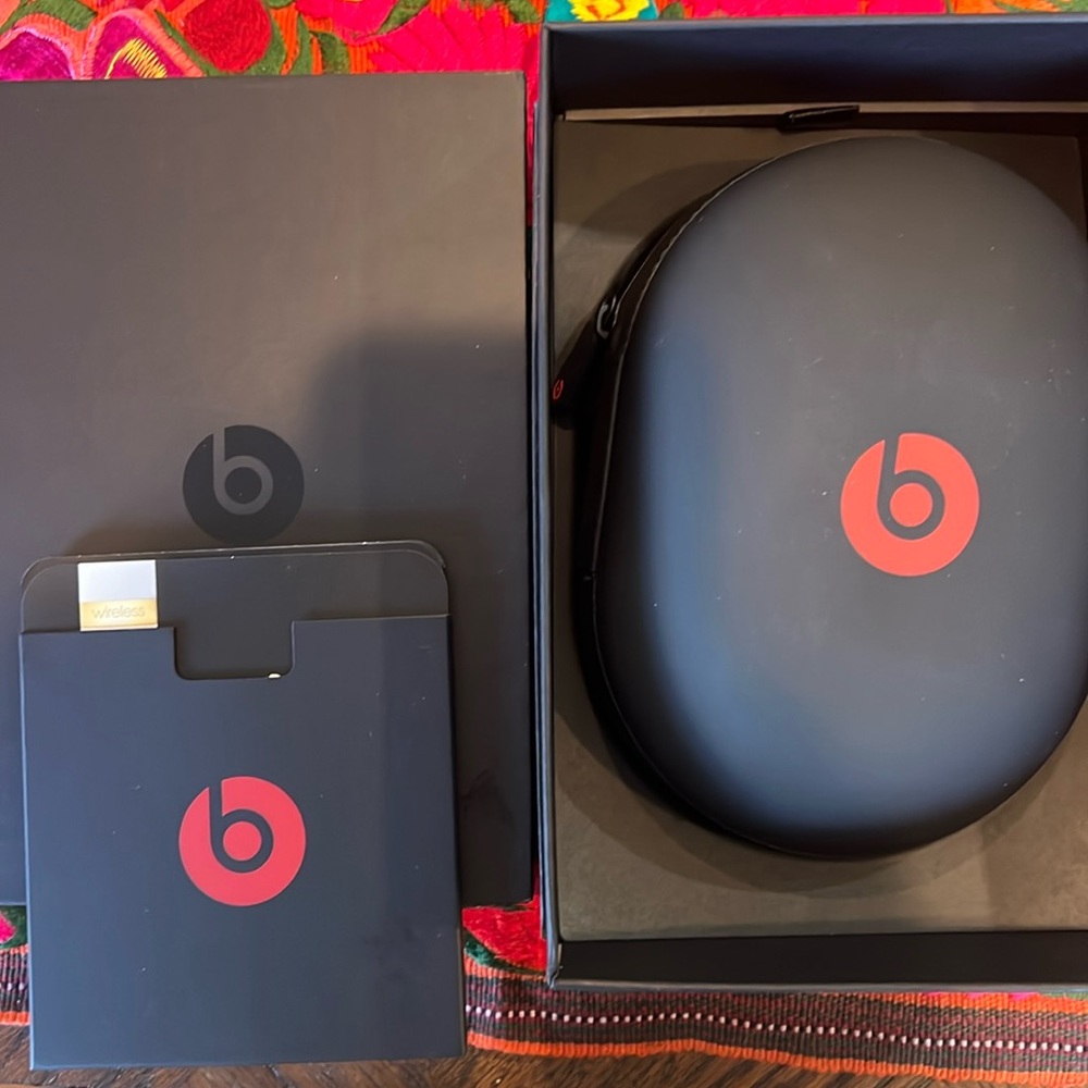 NEW IN BOX BEATS STUDIO3 WIRELESS NOISE CANCELLING OVER-EAR HEADPHONES